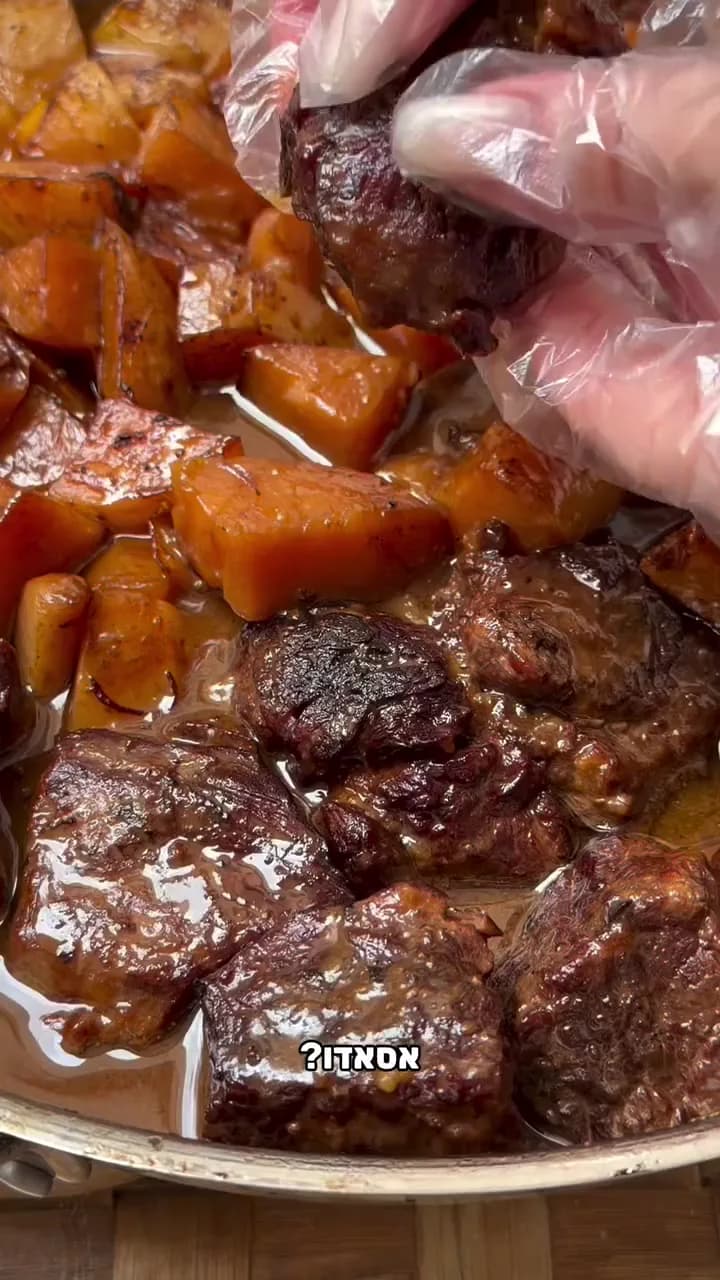 תבשיל קוביות בשר עם תפוחי אדמה